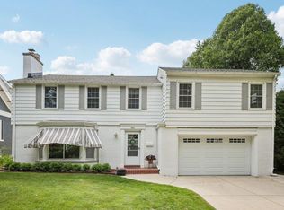 5961 N Lake Dr, Whitefish Bay, WI 53217