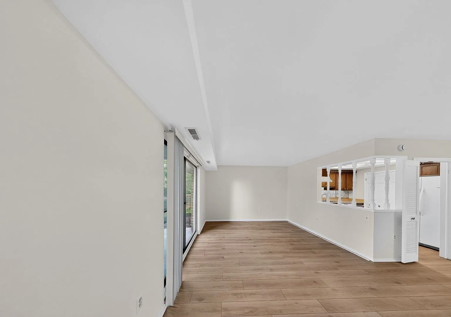 Beautiful Renovation! Spacious And Bright 2bedroom/2bath + Den - Corner Unit! — Photo 3