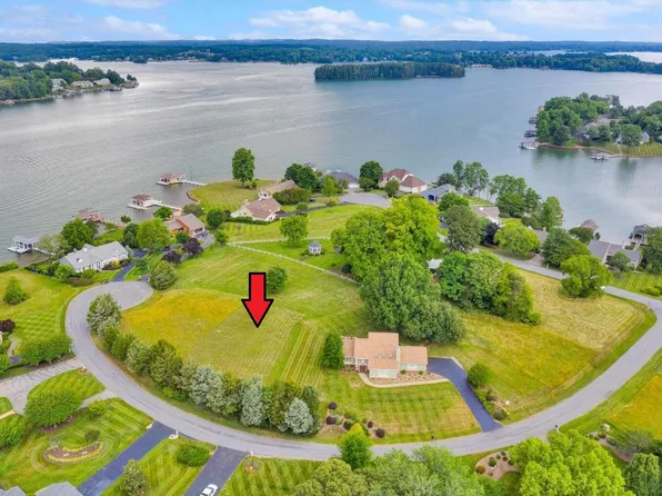 26 Shoreline Cir, Penhook, VA 24137