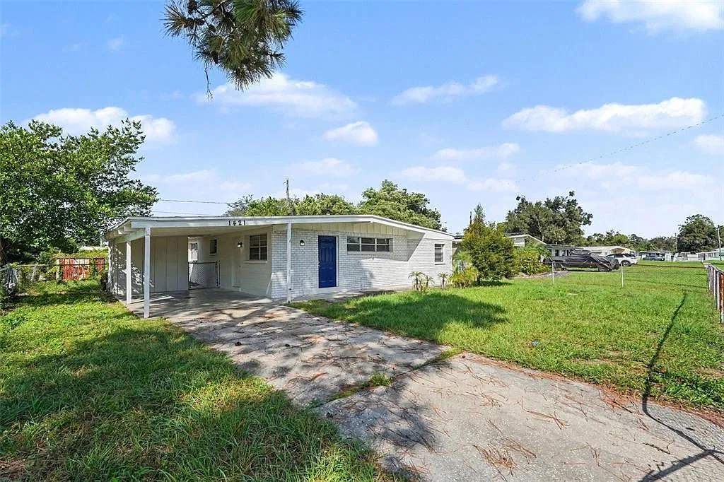 3 bed, 1.0 bath, 1016 sqft, $2,000 — Photo 3