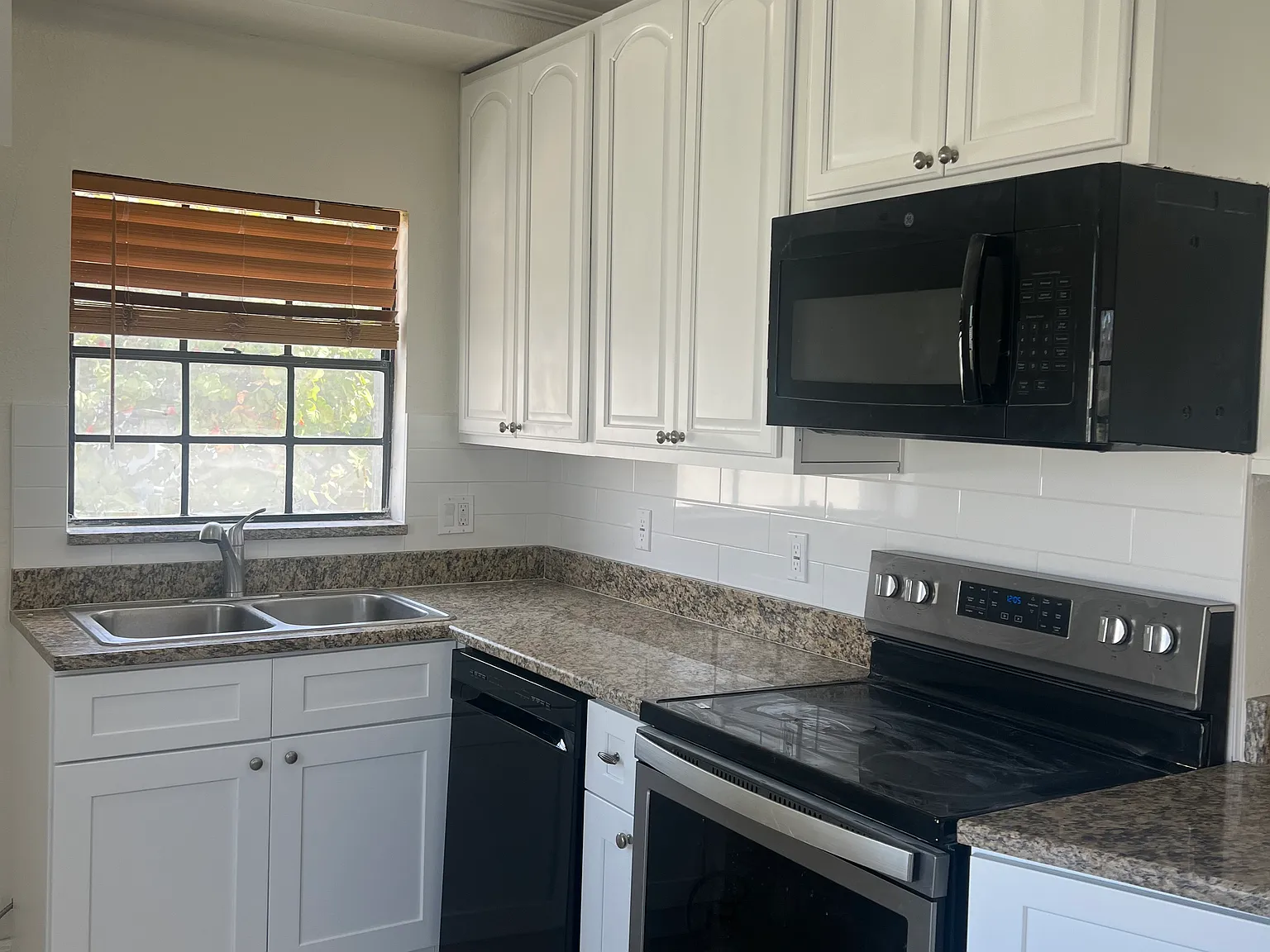 3 bed, 2670 sqft, $3,500 — Photo 2