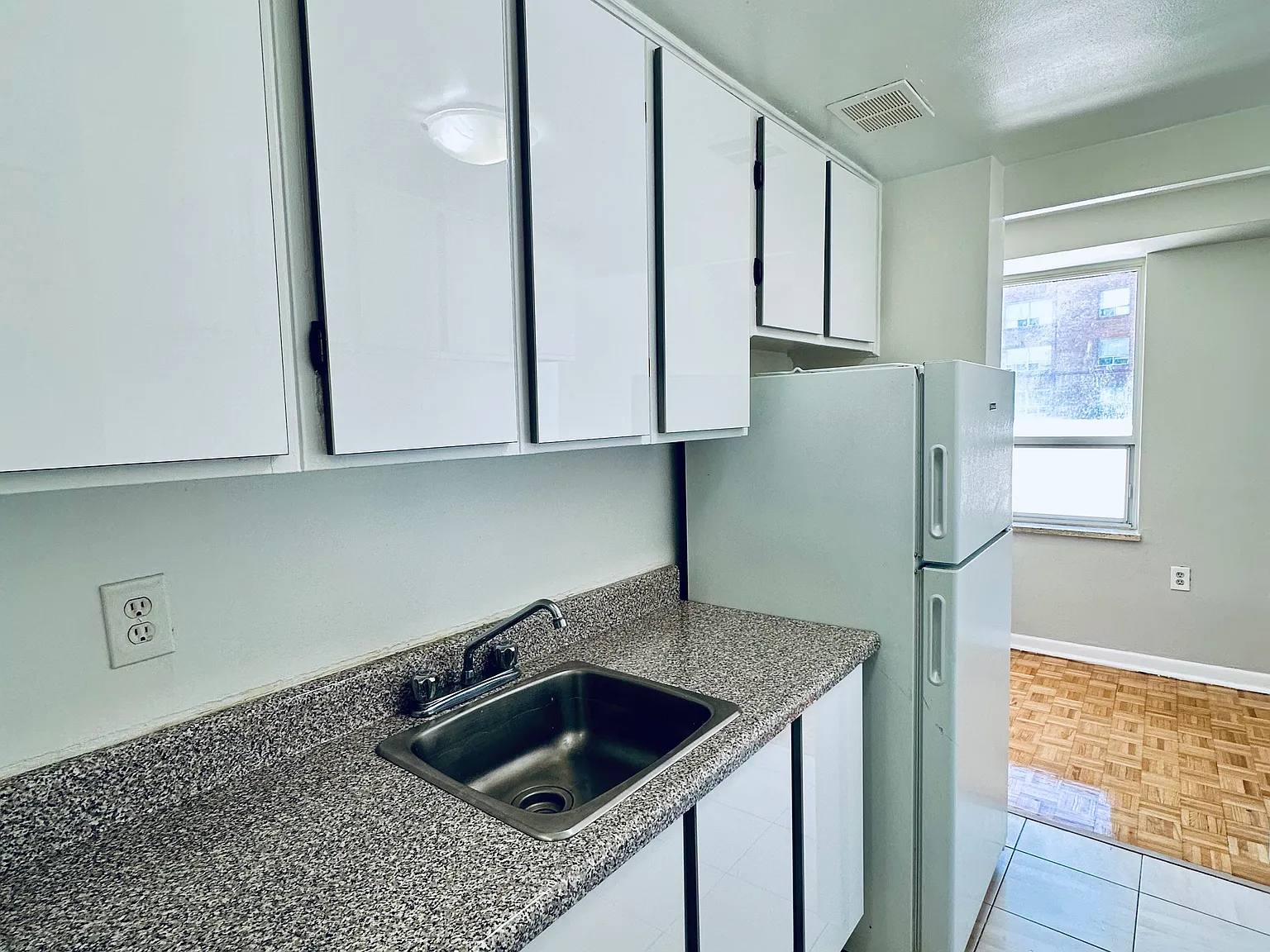 1533 Wilson Avenue — Photo 2