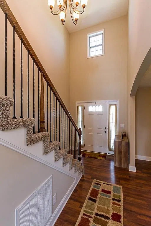 4 bed, 2.5 bath, 2360 sqft, $2,100 — Photo 4