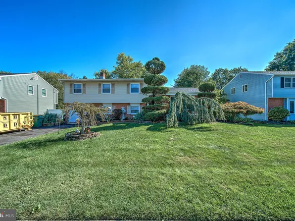 211 Valley Rd, Morrisville, PA 19067