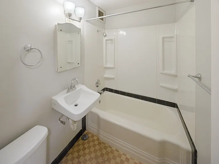 Clermont Apartments — Photo 7
