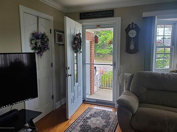 5th image of 37 Freeport Ct