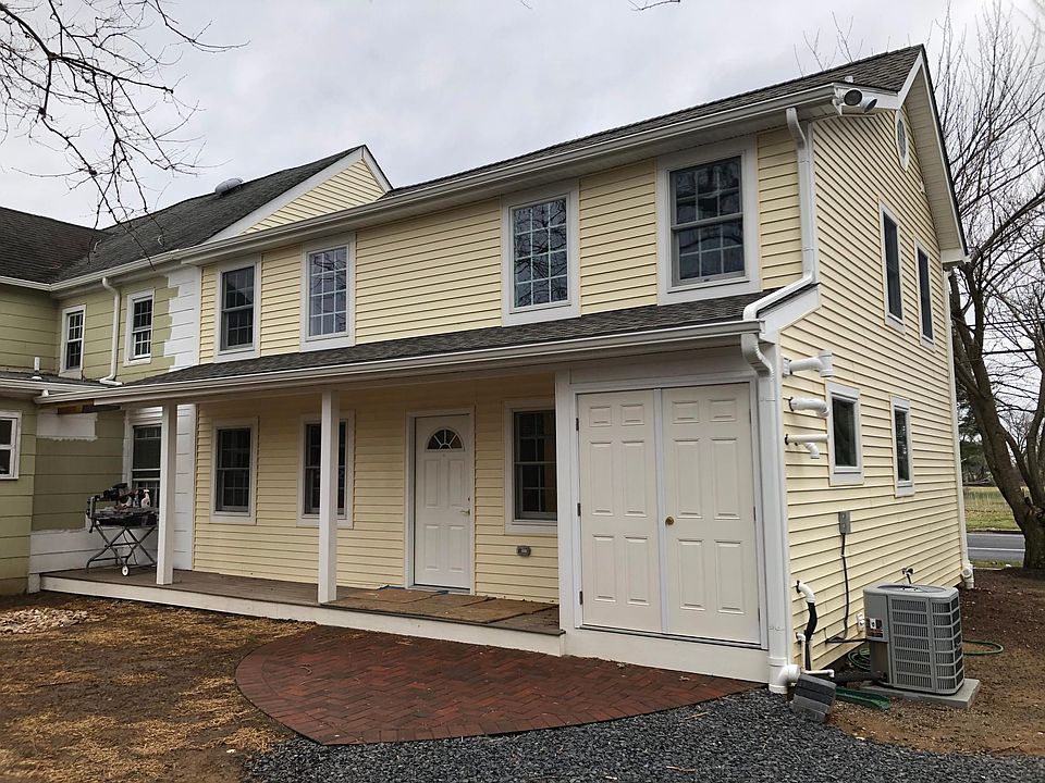Private entry with porch