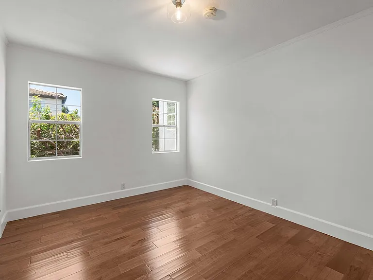 4733 Ambrose Ave — Photo 32