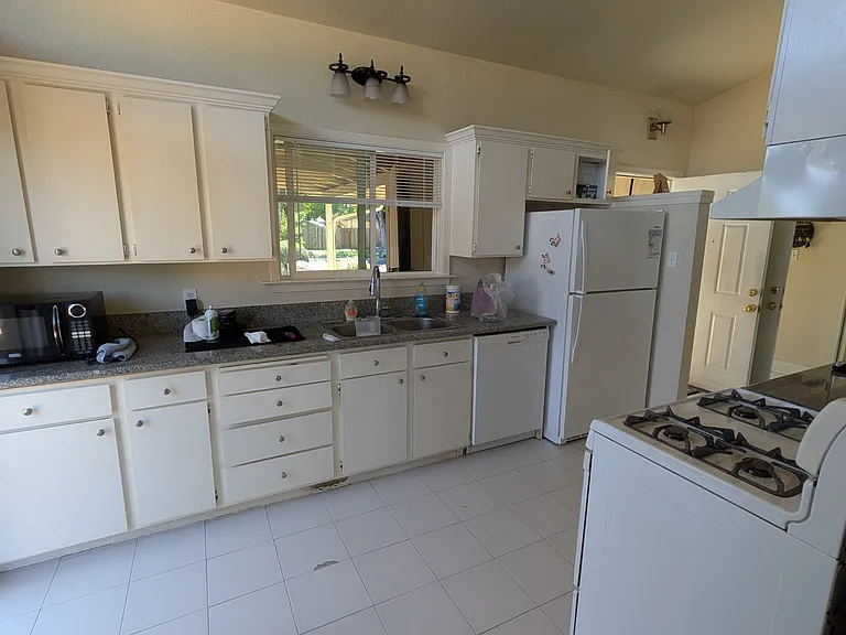 2118 Huron Dr — Photo 12