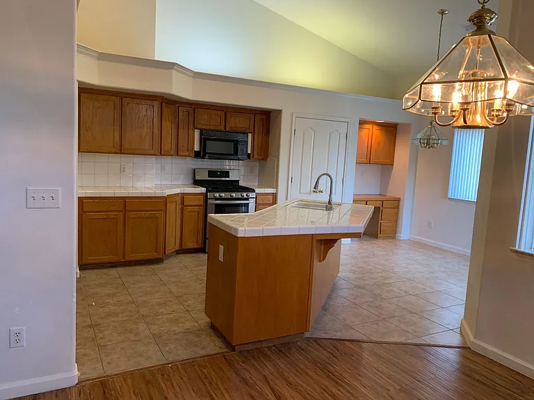 2832 E Cromwell Ave — Photo 24