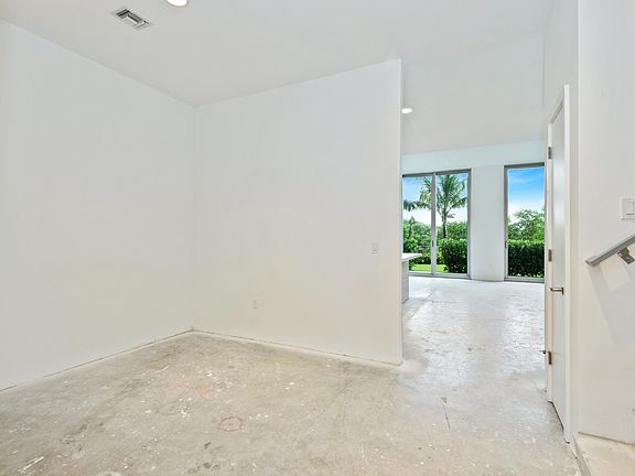 3rd image of 16385 Biscayne Blvd Unit 104