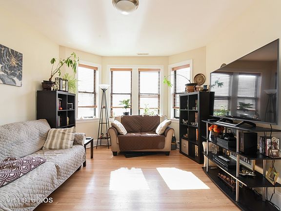 2nd image of 7637 N Greenview Ave APT 3W