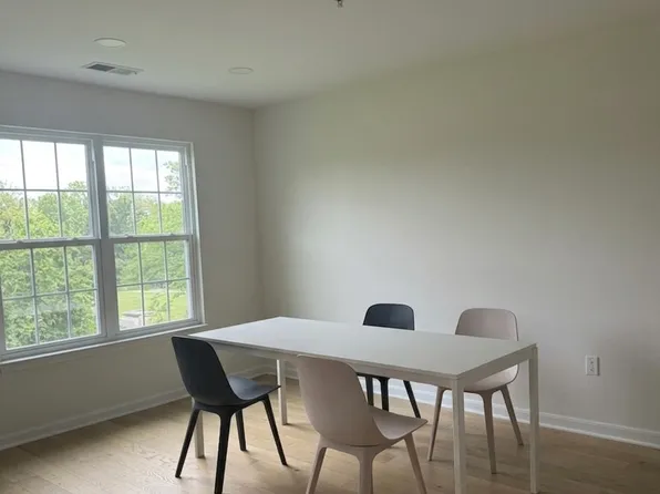 11808 Eton Manor Dr APT 203, Germantown, MD 20876