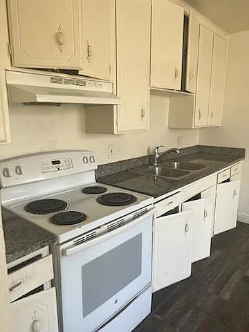 1901 E Lewis Ave — Photo 5