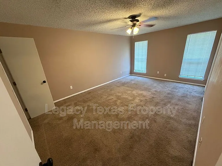 513 Willow Cir W — Photo 11