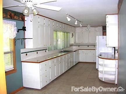 Kitchen (1)
						:
						Plentiful Counterspace and Cabinets;