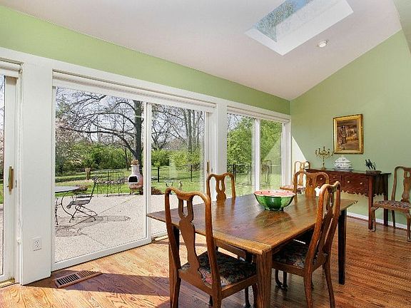 4th image of 35 Oak Park Dr