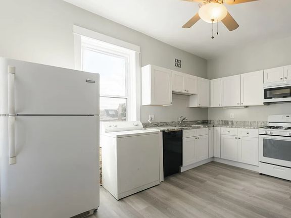 5th image of 2042 W Armitage Ave #3F
