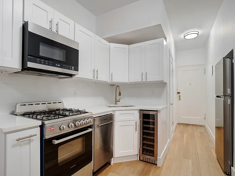 185 E 3rd St #1C — Photo 1