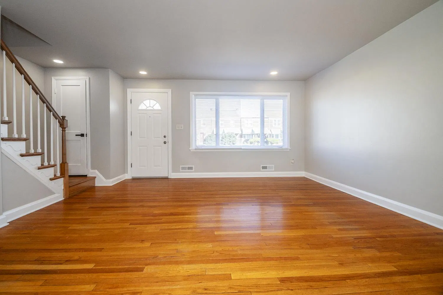 3 bed, 1.5 bath, 1200 sqft, $2,195 — Photo 2