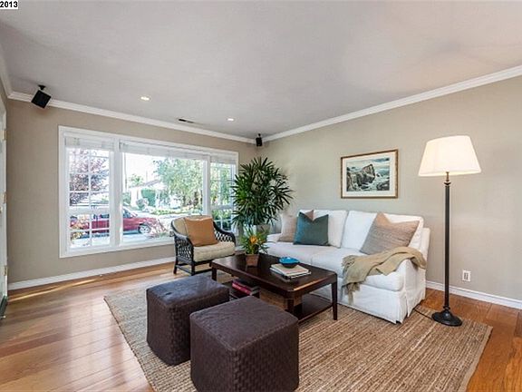 3rd image of 920 Juana Ave