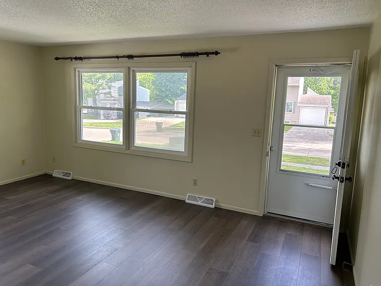 1607 Linda Dr — Photo 3