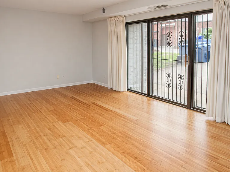 406 E End Ave — Photo 2