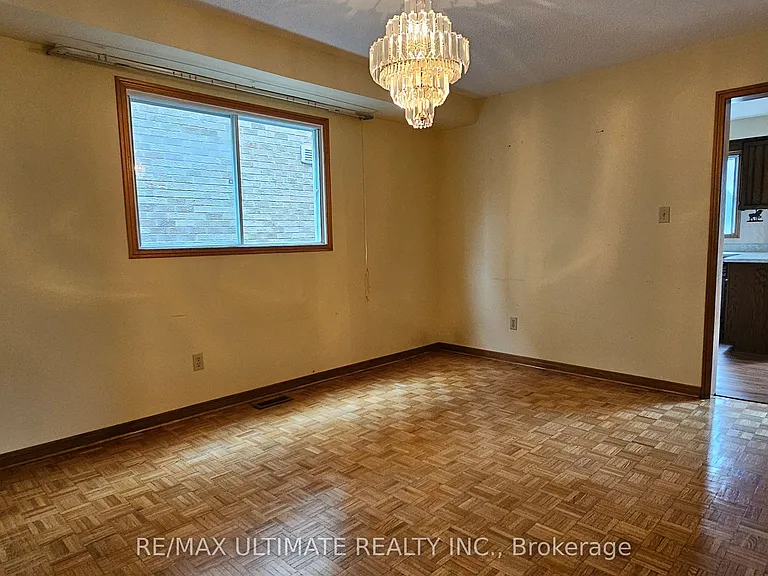 1282 Dexter Cres #MAIN FLOOR — Photo 17