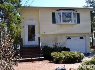 215 Lakeside Trl, Ridge, NY 11961