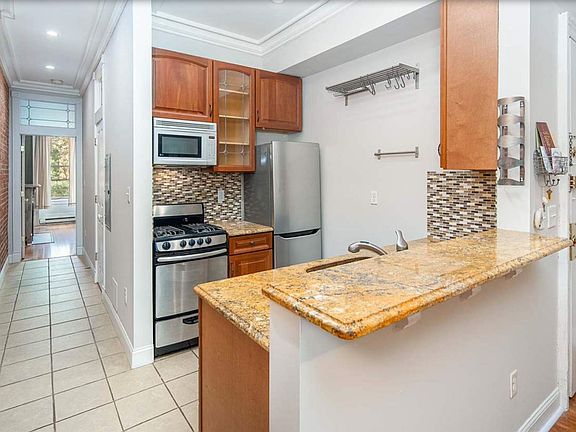 5th image of 924 Garden St APT 2R