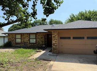 928 Rosebud Dr, Azle, TX 76020