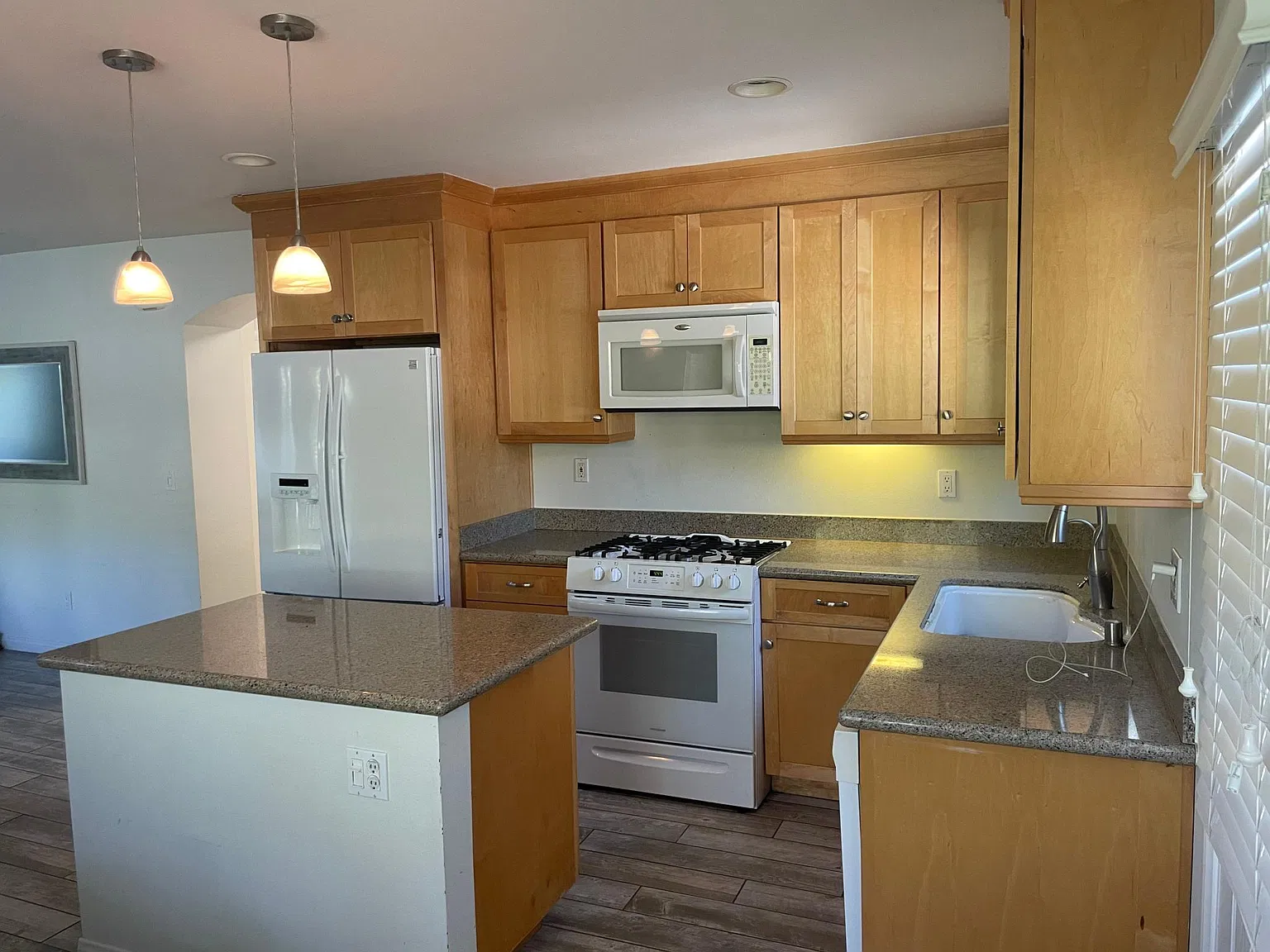655 Ida Ave — Photo 3