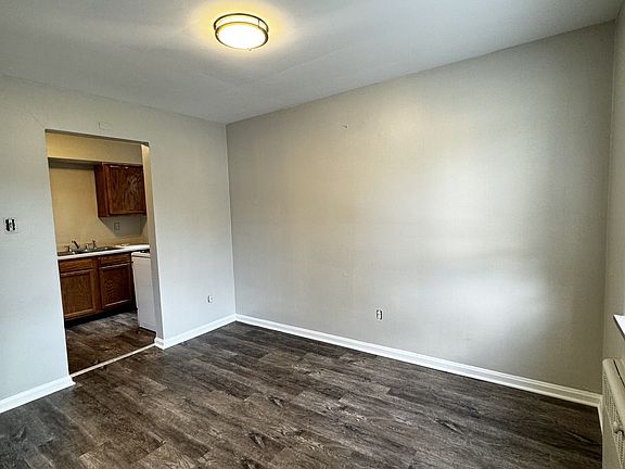 3rd image of 697 Greenwood Ave APT 2