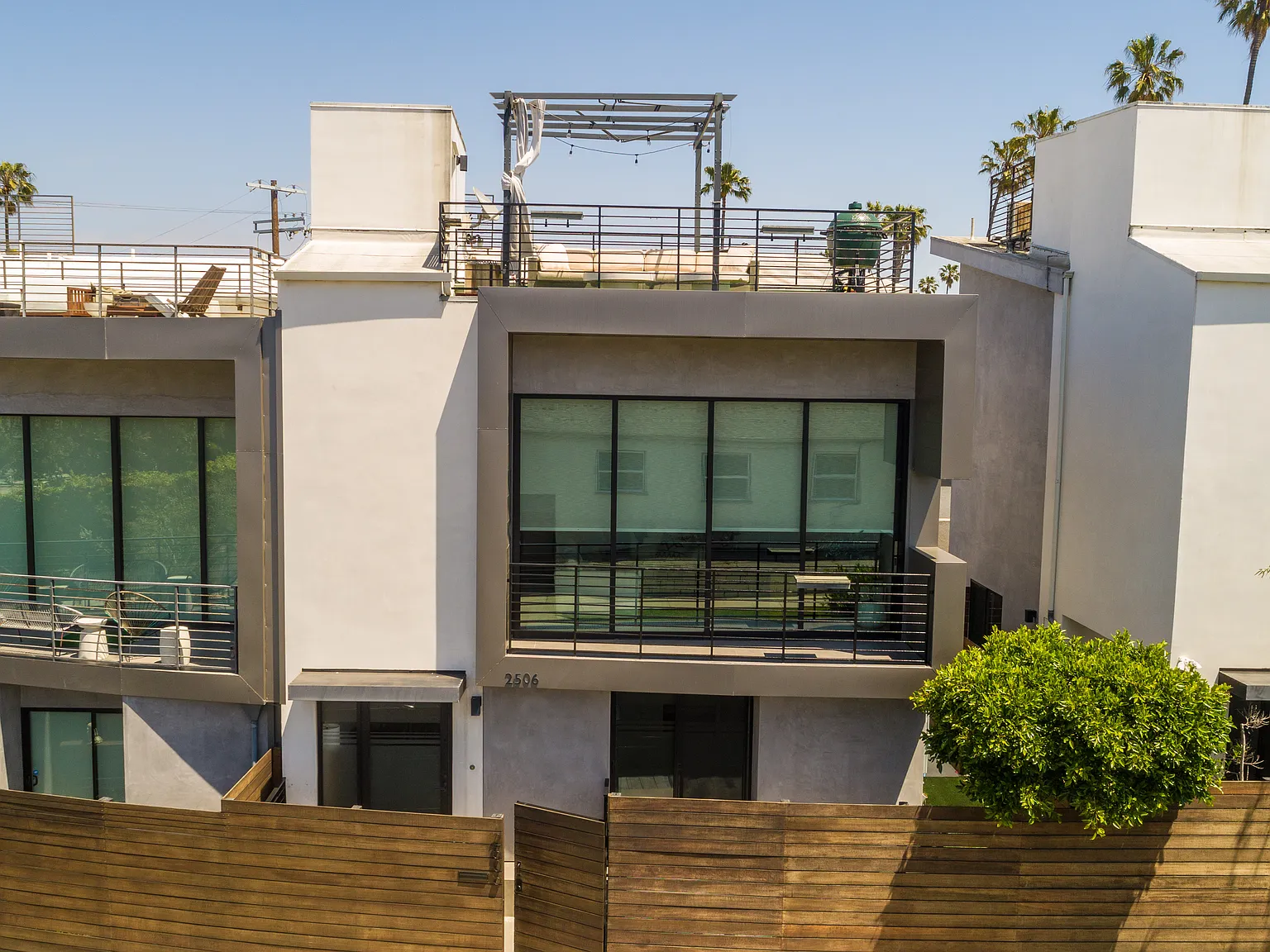 2 bed, 2.5 bath, 2000 sqft, $9,000 — Photo 1