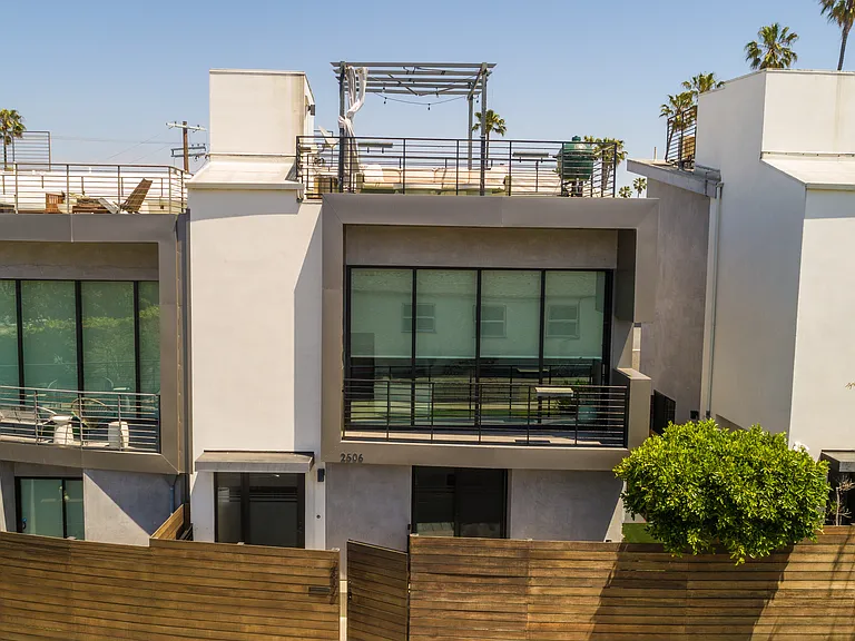 2506 S Wilson Ave — Photo 1