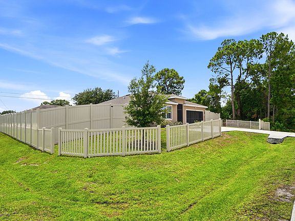 4th image of 1572 SW Paar Drive