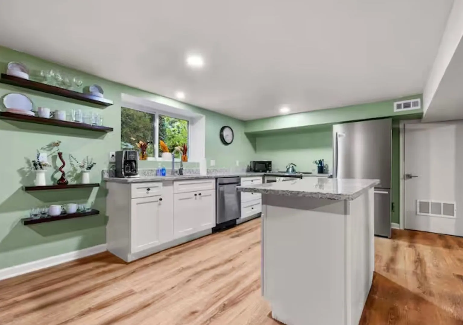 Charming 2BR Apartment in Tucker — Photo 3