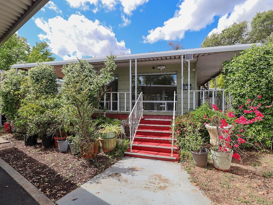 1st image of 8 Shady Oaks Dr