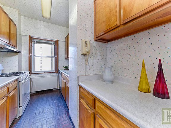 4th image of 201 E 79th St APT 10D