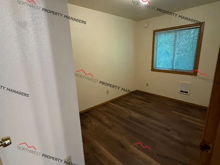 240 NE Washington Ave — Photo 11