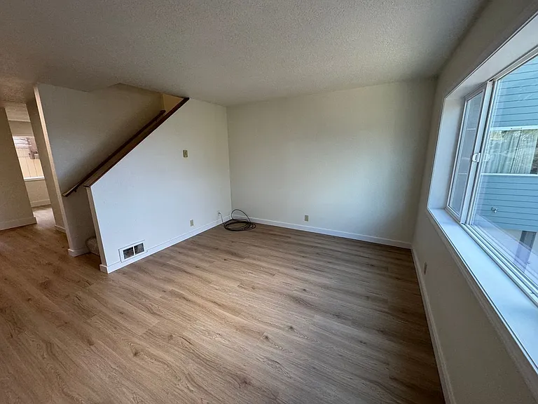 708 NE Avery St — Photo 6