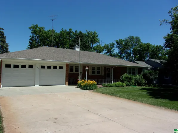 809 Pine Heights Rd, Wayne, NE 68787