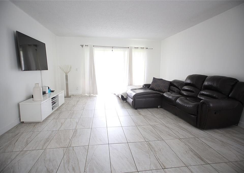 1st image of 421 Lakeview Dr APT 204