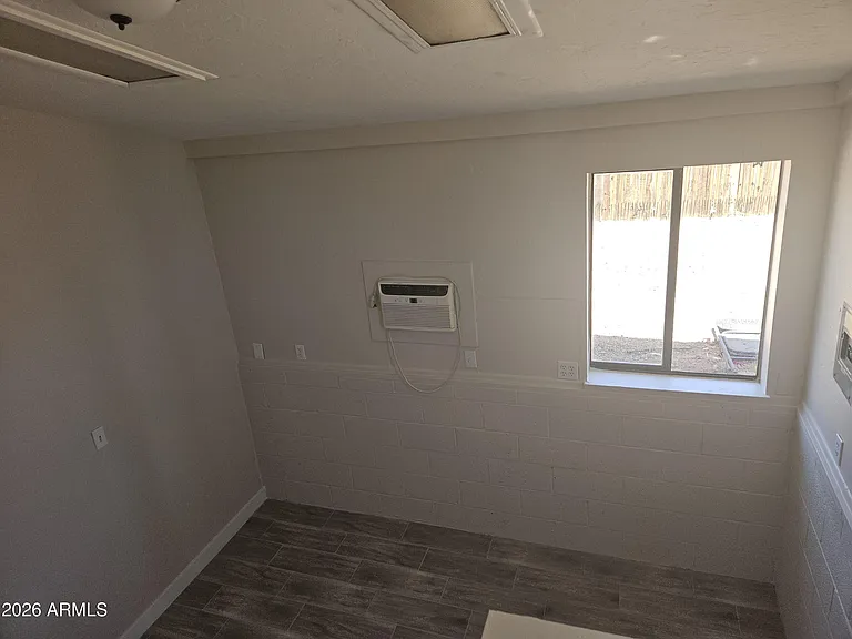 1584 N Wood St — Photo 10