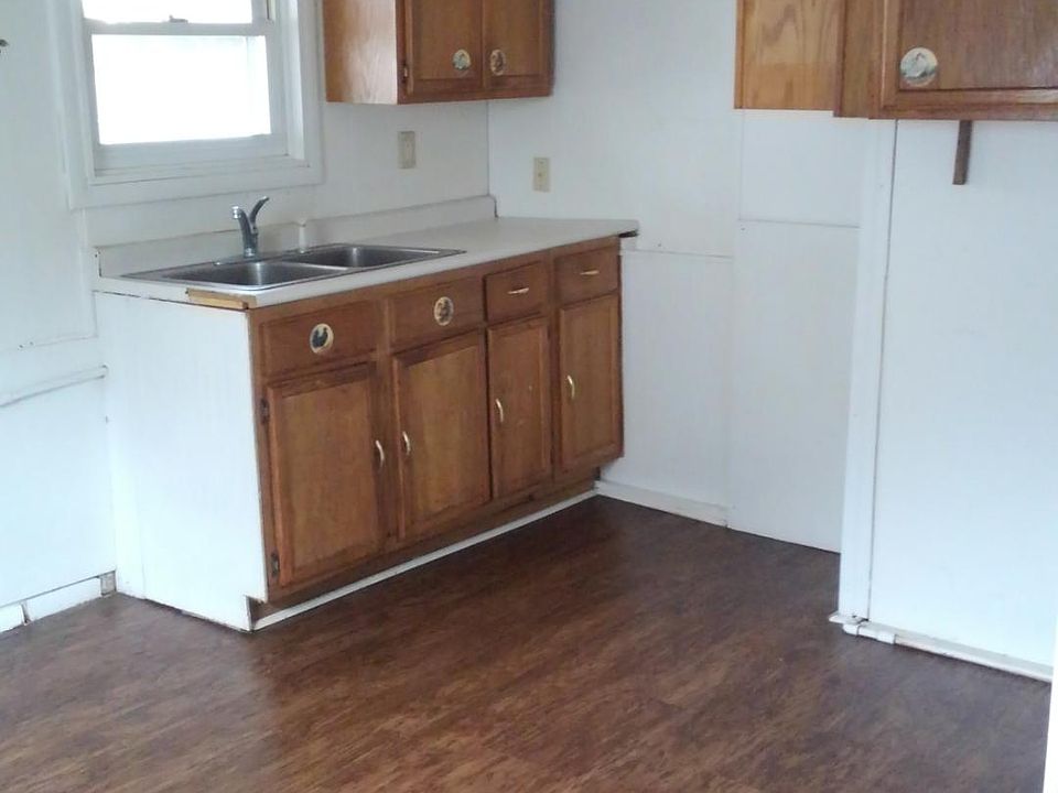 1st image of 968 Hollywood St NE