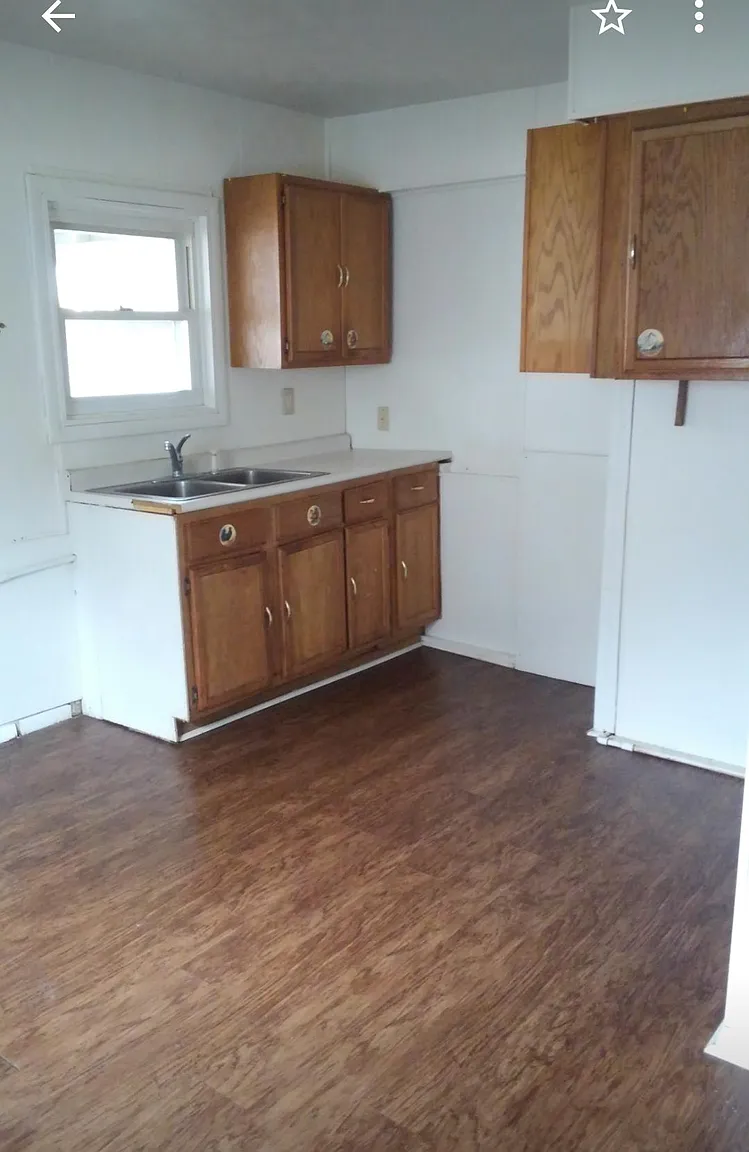 968 Hollywood St NE photo 1
