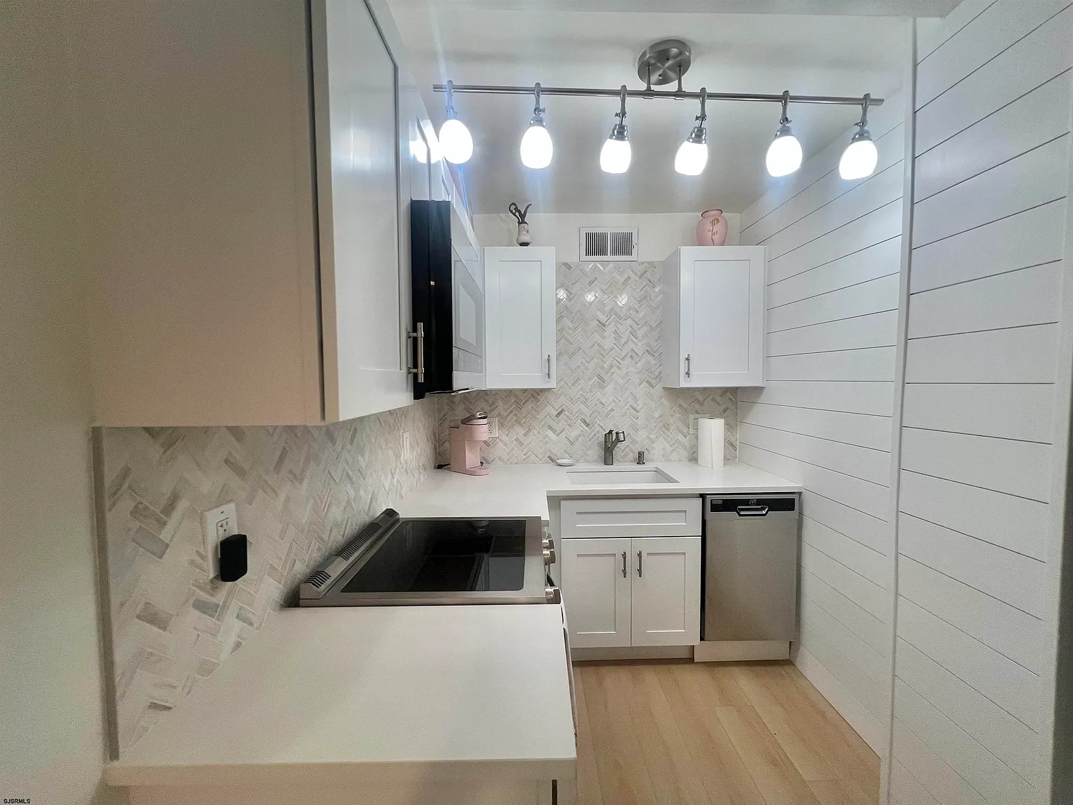 1 bed, 1.0 bath, $1,975 — Photo 2