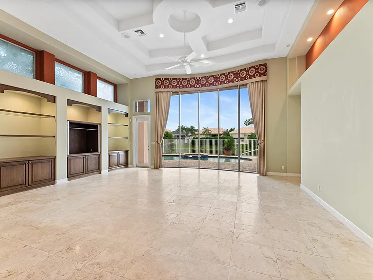 7081 Mallorca Cres — Photo 8
