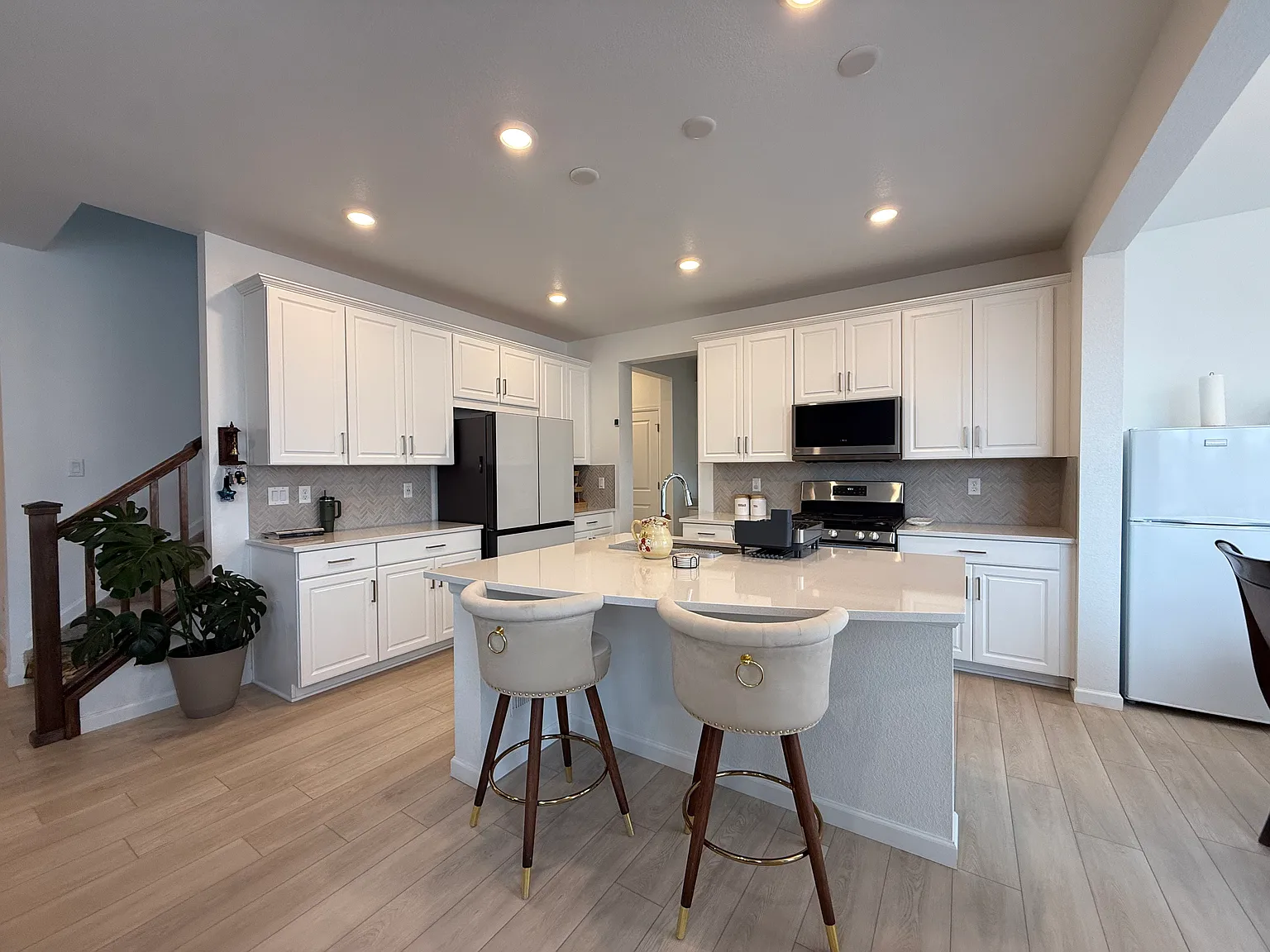 5 bed, 2503 sqft, $3,995 — Photo 2