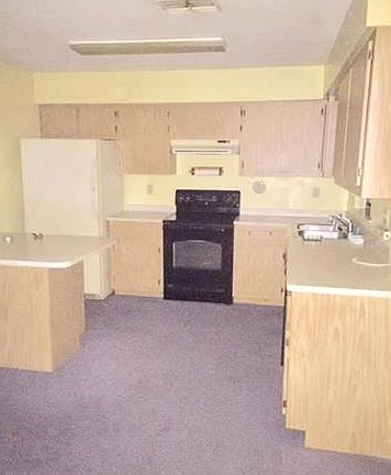 5th image of 169 Wanatah Ave S